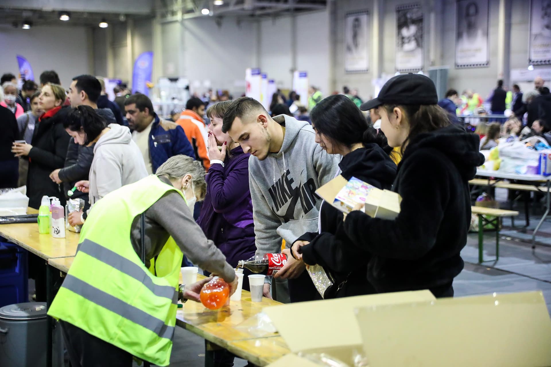 Humanitárius tranzitpont nyílt a BOK csarnokban , menekültek,