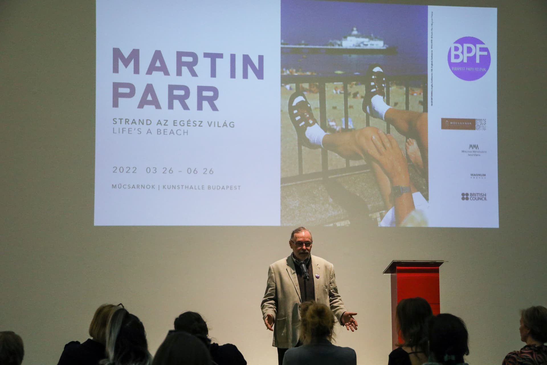 Martin Parr tárlata nyitja a Budapest FotóFesztivált a Műcsarnokban