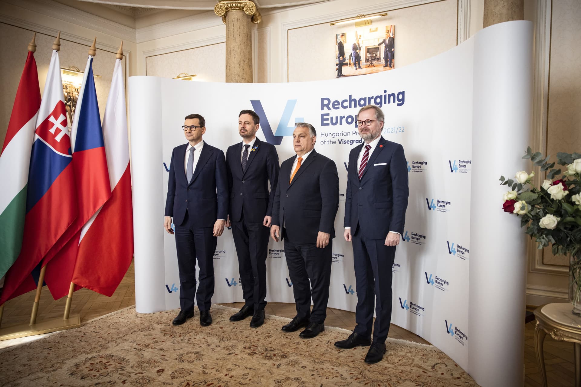 Mateusz Morawiecki, Eduard Heger, Orbán Viktor, Petr Fiala , V4