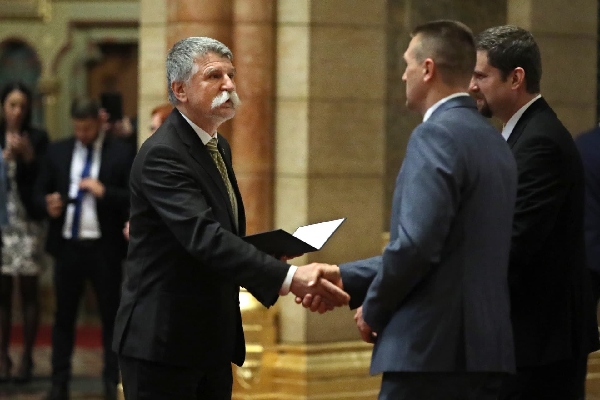 Listás mandátumot szerzett országgyűlési képviselők megbízólevelének átadása