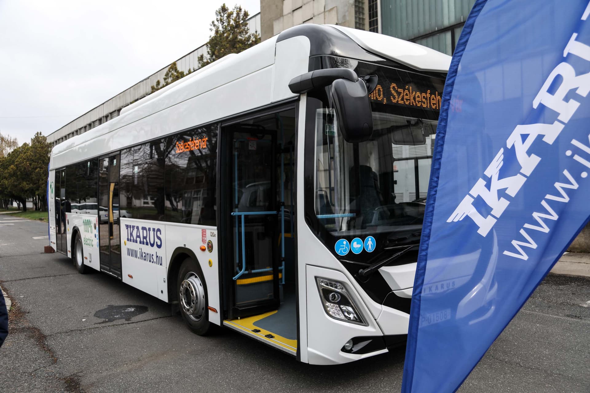 Ikarus 120e