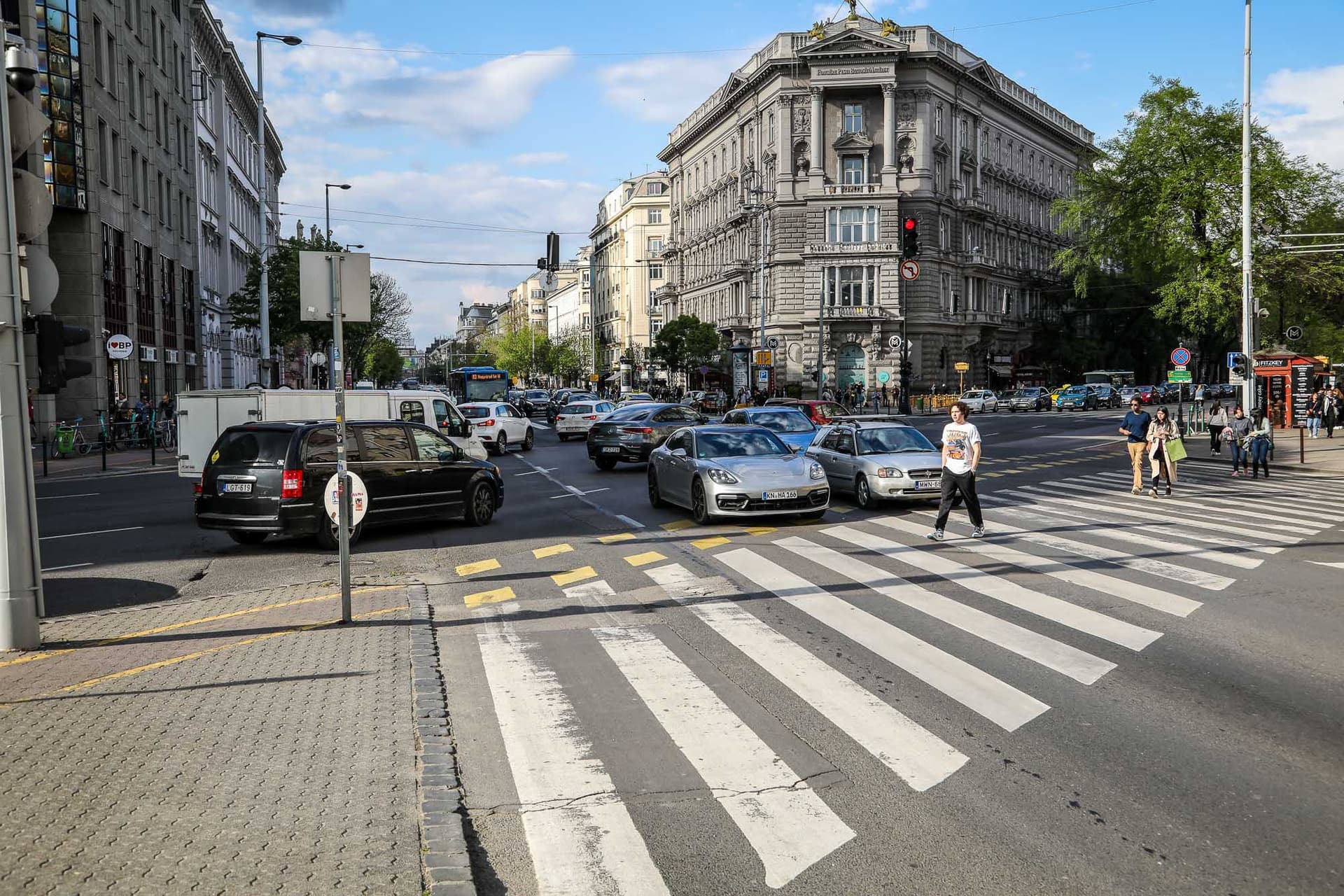 Napok múlnak el a dugókban