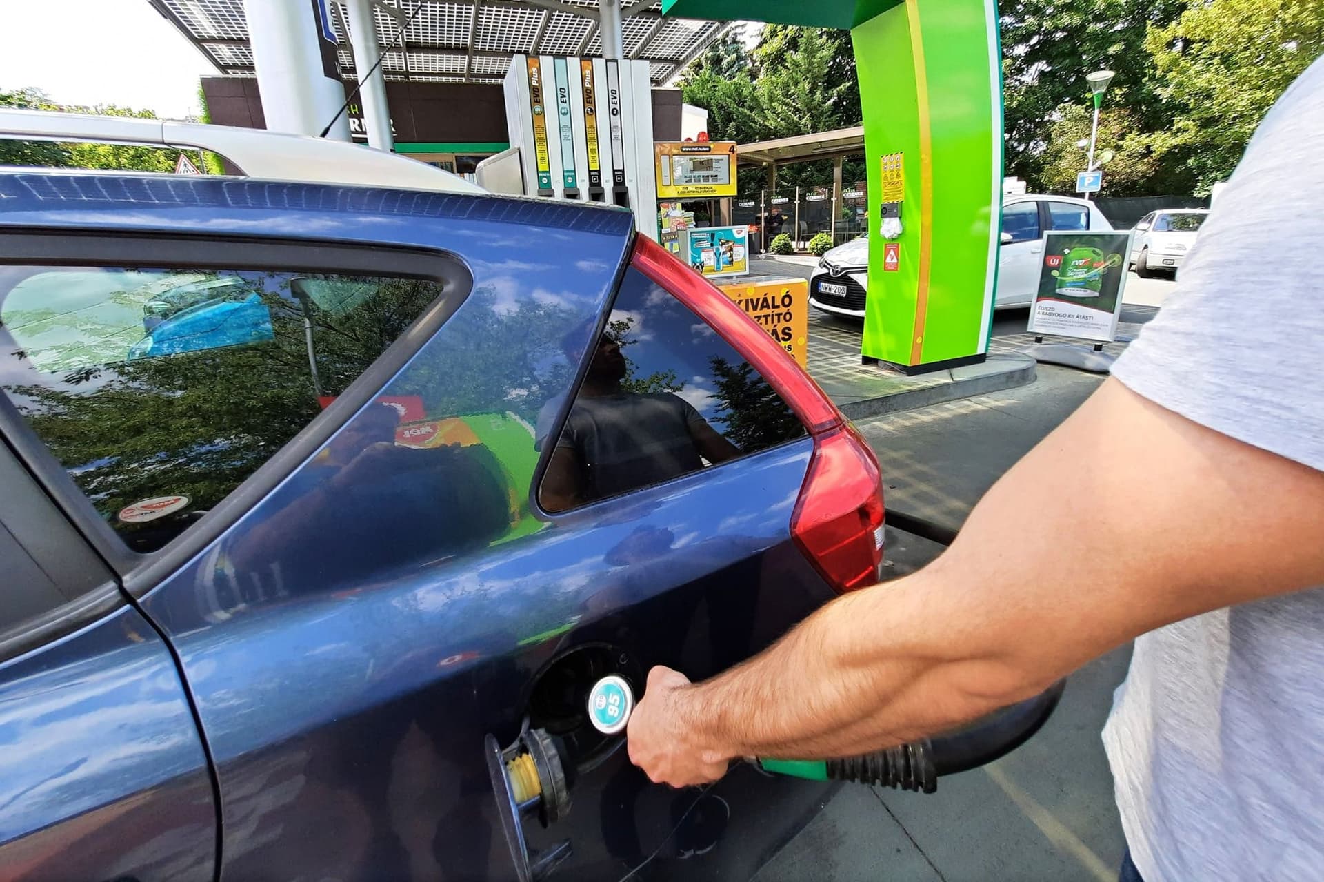 Péntektől csökkennek az üzemanyagárak