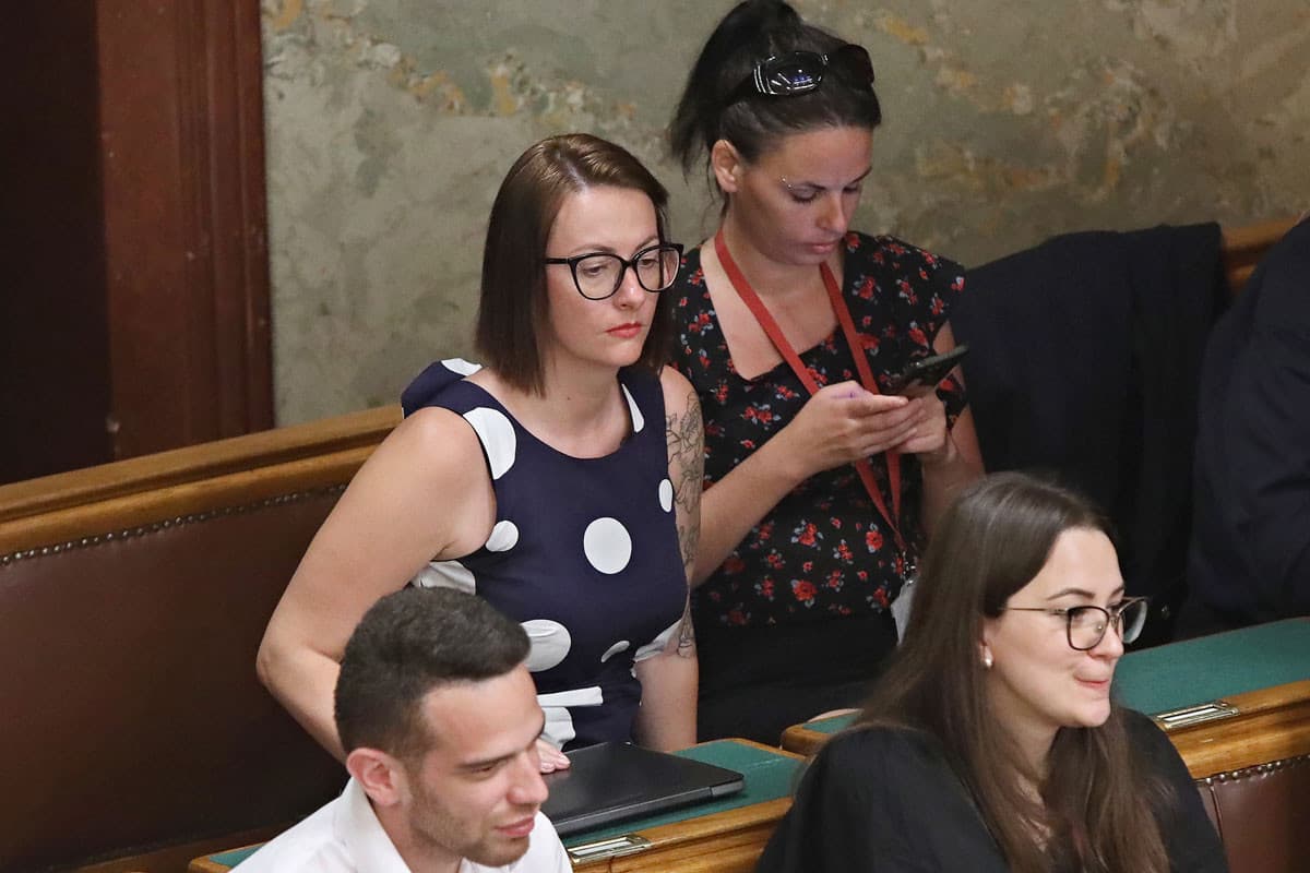 Jakab élettársa a díszpáholyban