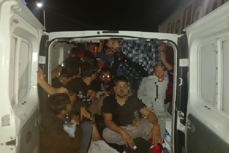Házépítőelemek között rejtőztek illegális bevándorlók egy kamionban