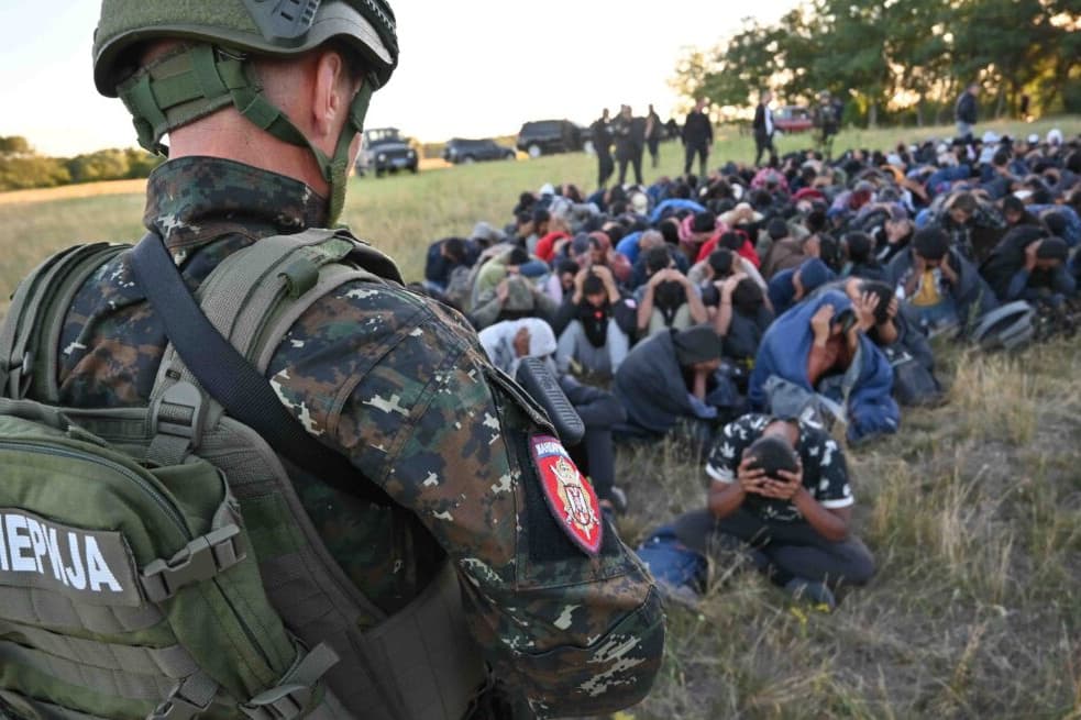 Nagyszabású akcióban gépfegyvereket foglalt le a rendőrség a migránsoktól