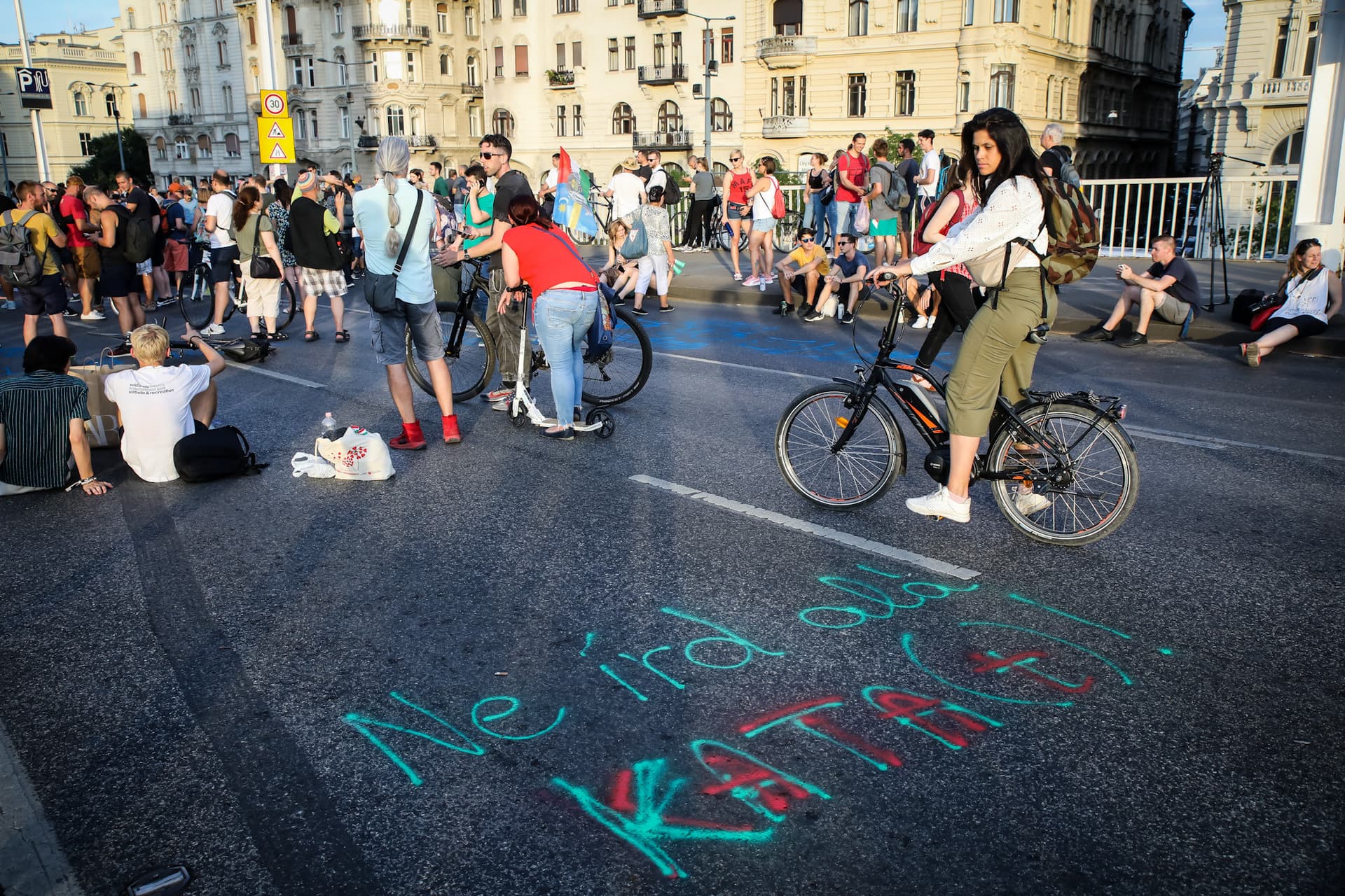 tüntetés kata