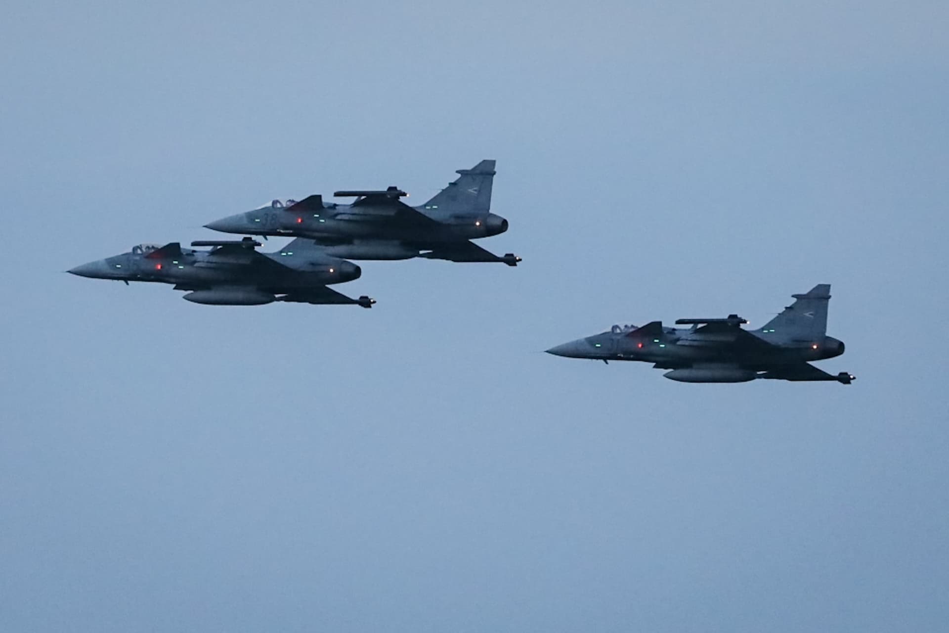 Hazatértek a magyar légierő katonái és Gripenjei + VIDEÓ