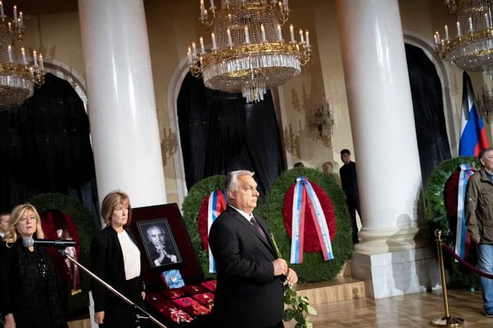 Orbán Viktor lerótta kegyeletét Mihail Gorbacsov ravatalánál
