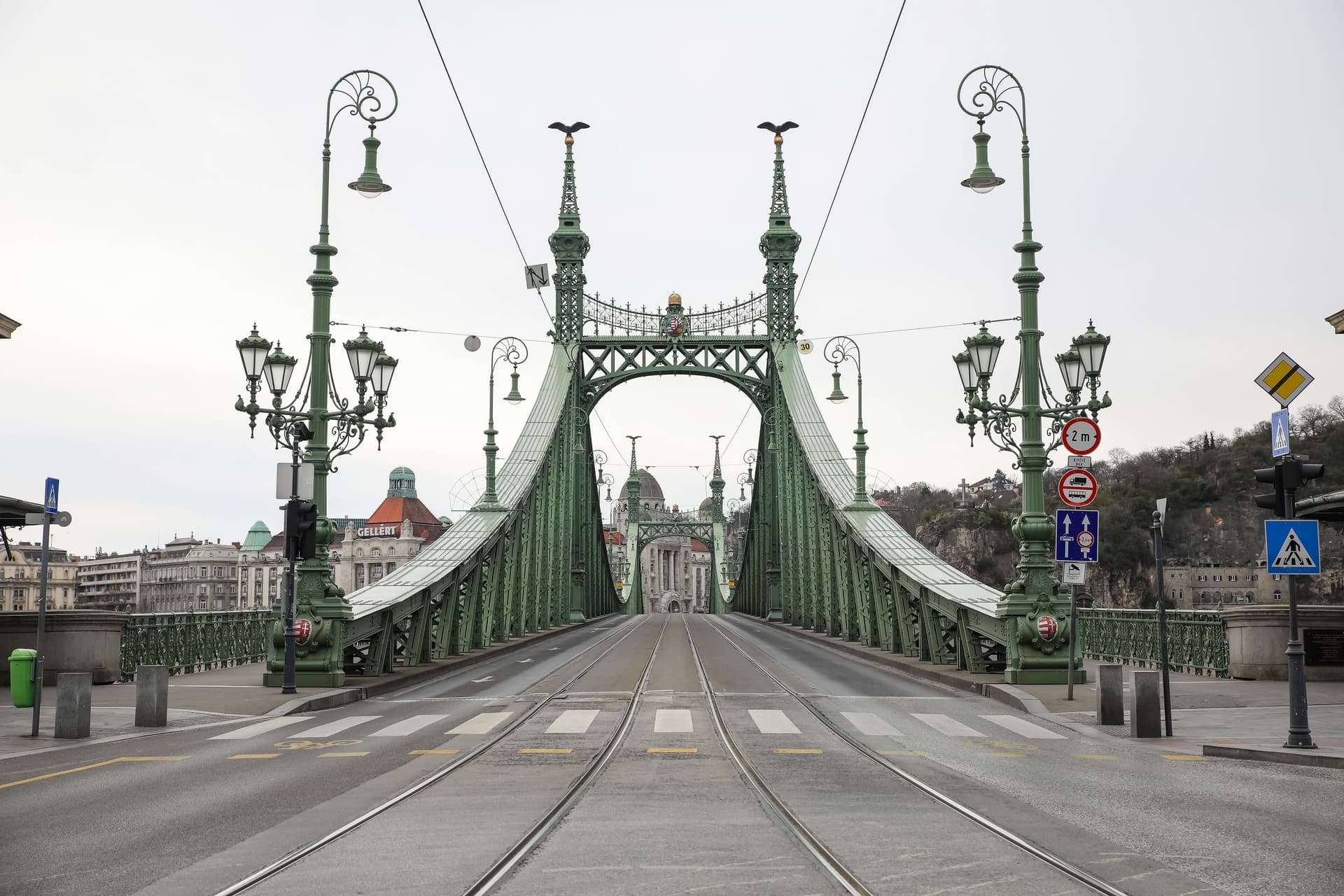 Tavaszi nagytakarítás a Szabadság hídon