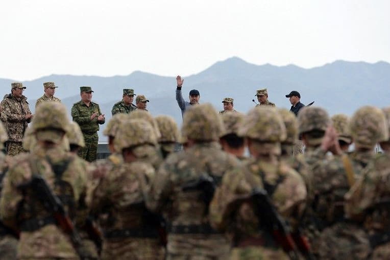 Kirgiz elnök: Az amerikai külügyminiszter ne avatkozzon Kirgizisztán belügyeibe!