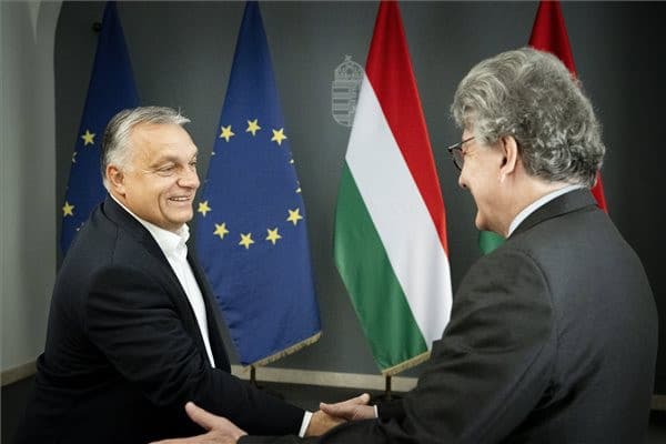 Orbán Viktor: Fel kell hagyni a szankciókkal, hogy csökkenjenek az energiaárak