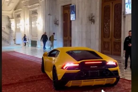 Lamborghini furikázott a törvényhozás épületében