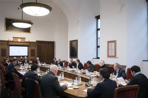 Hétvégén is ülésezik a kormány