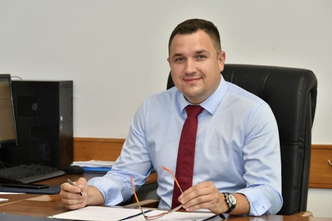 Hivatali visszaélés miatt őrizetbe vettek egy boszniai minisztert