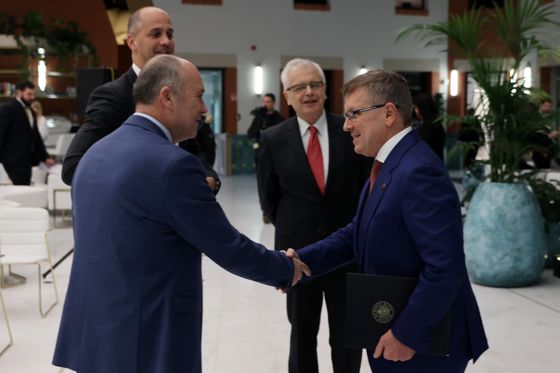 Arany csodaszarvas szobor avatás MNB
