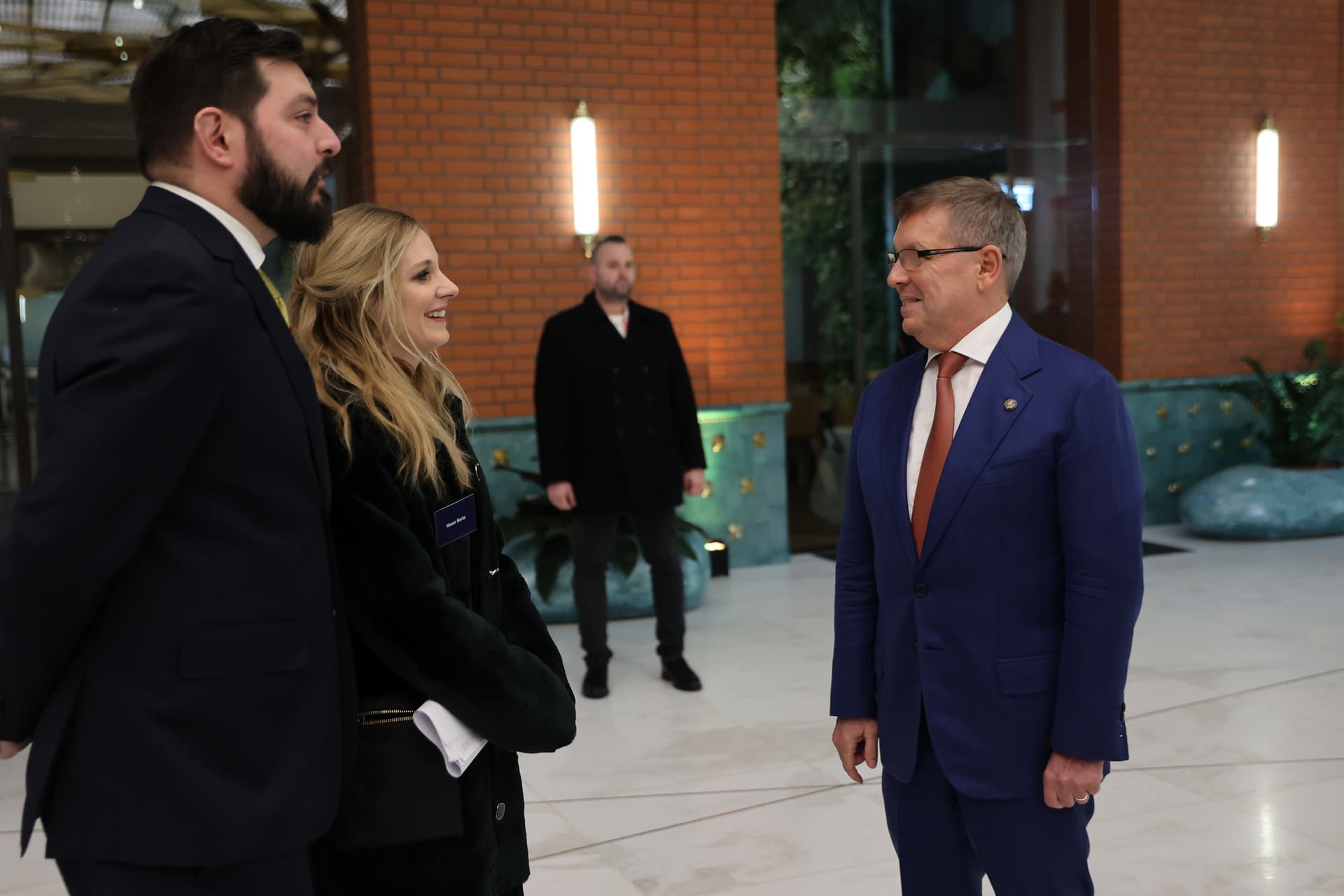 Arany csodaszarvas szobor avatás MNB