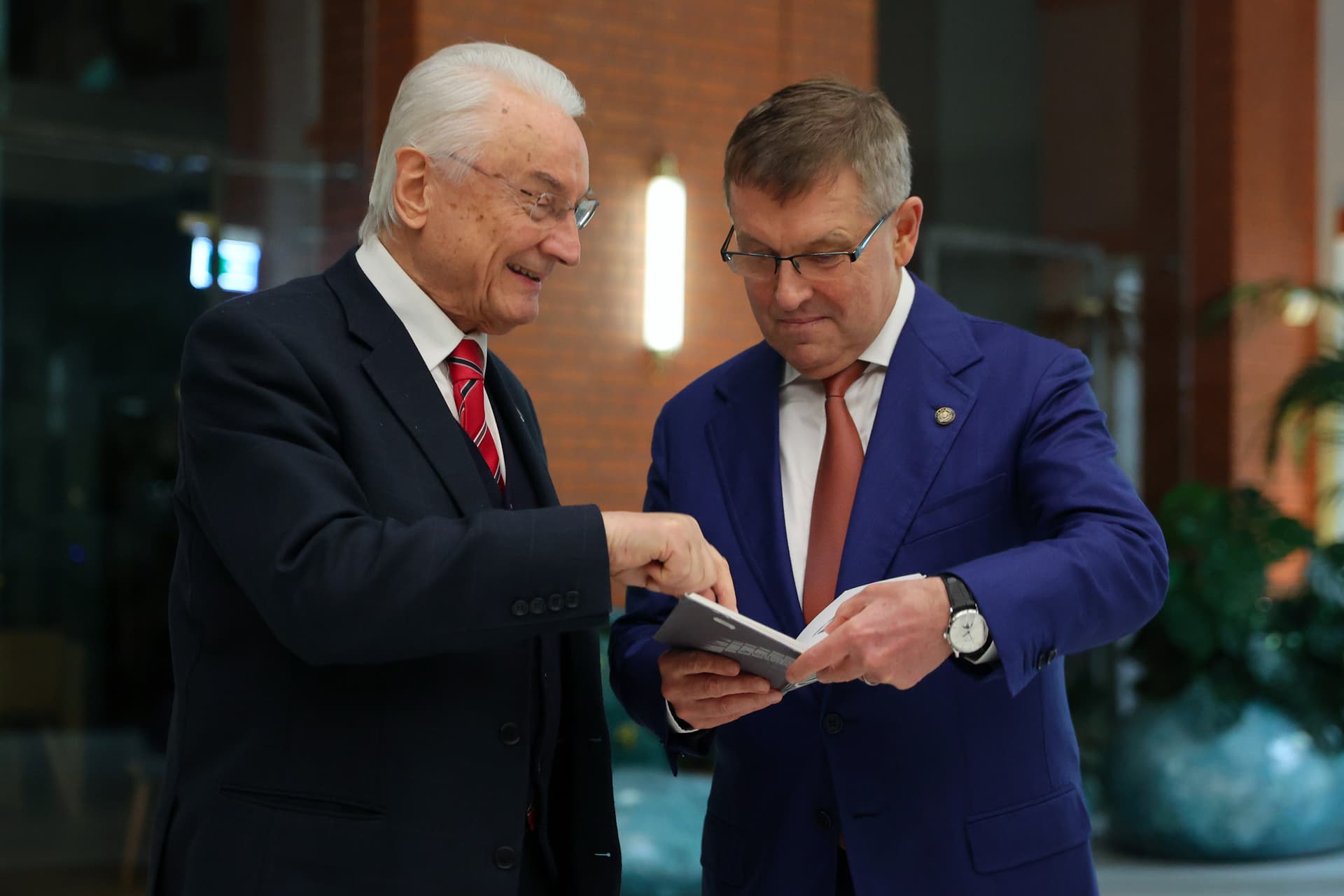 Arany csodaszarvas szobor avatás MNB