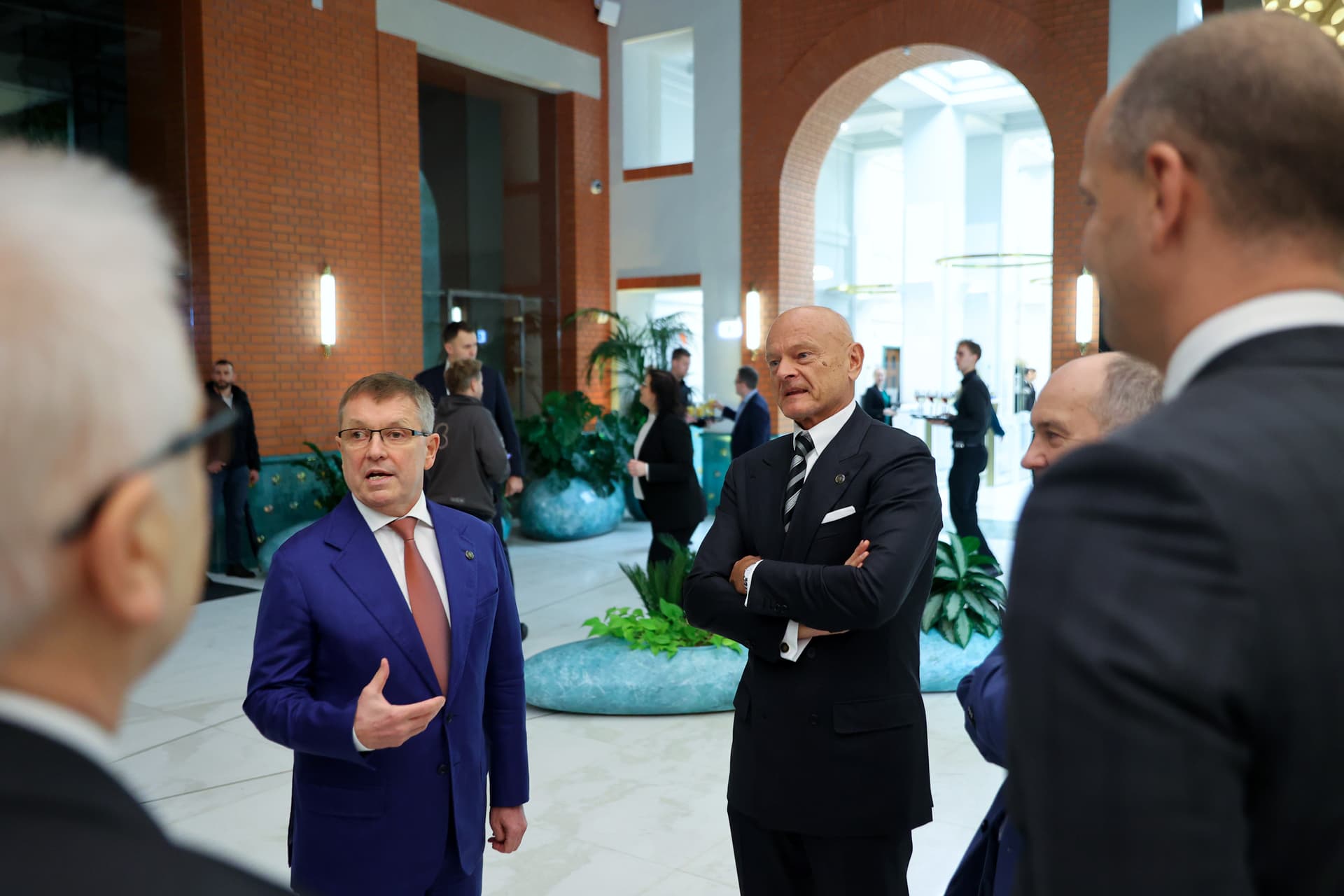 Arany csodaszarvas szobor avatás MNB