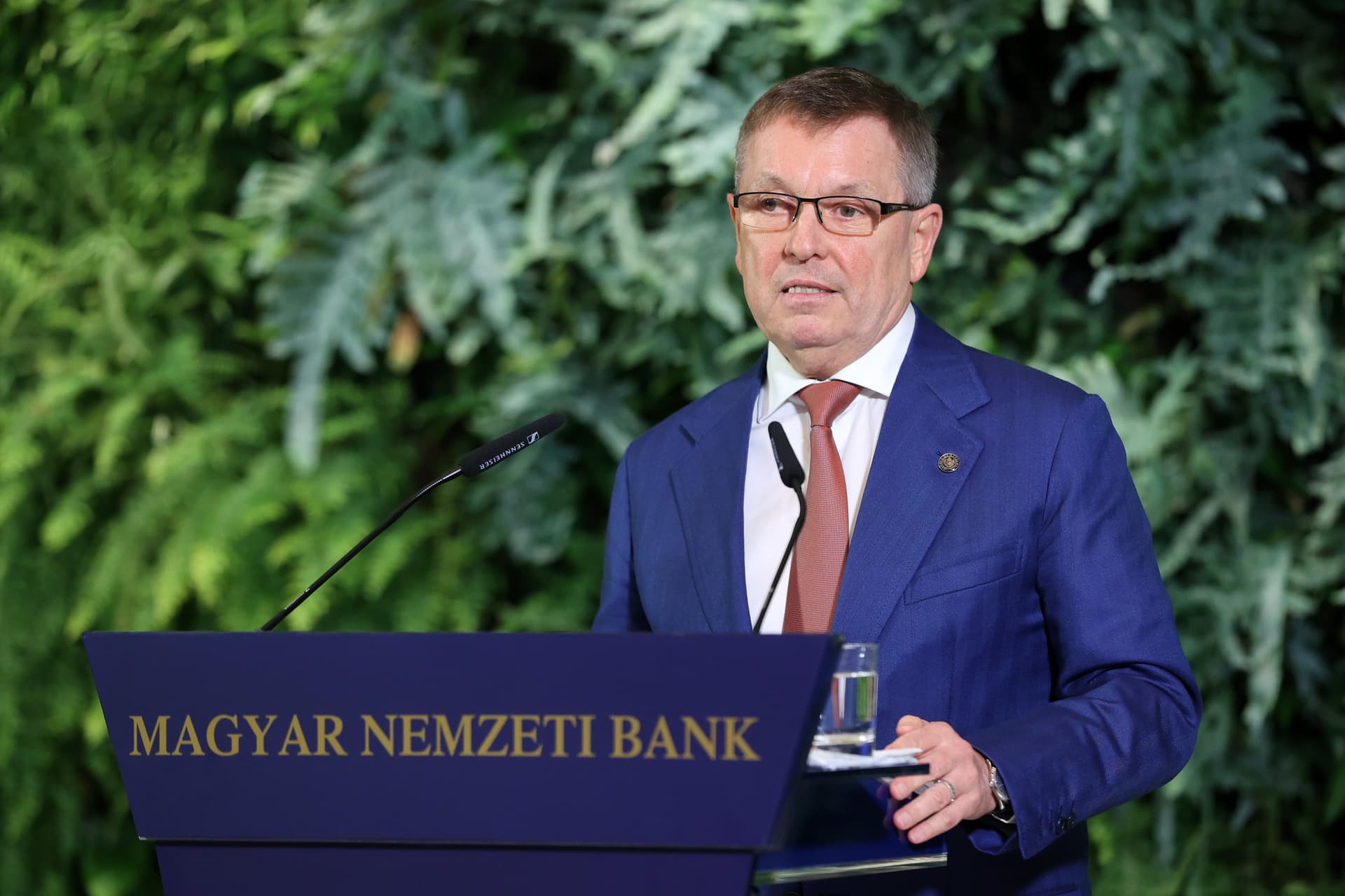 Arany csodaszarvas szobor avatás MNB, Matolcsy