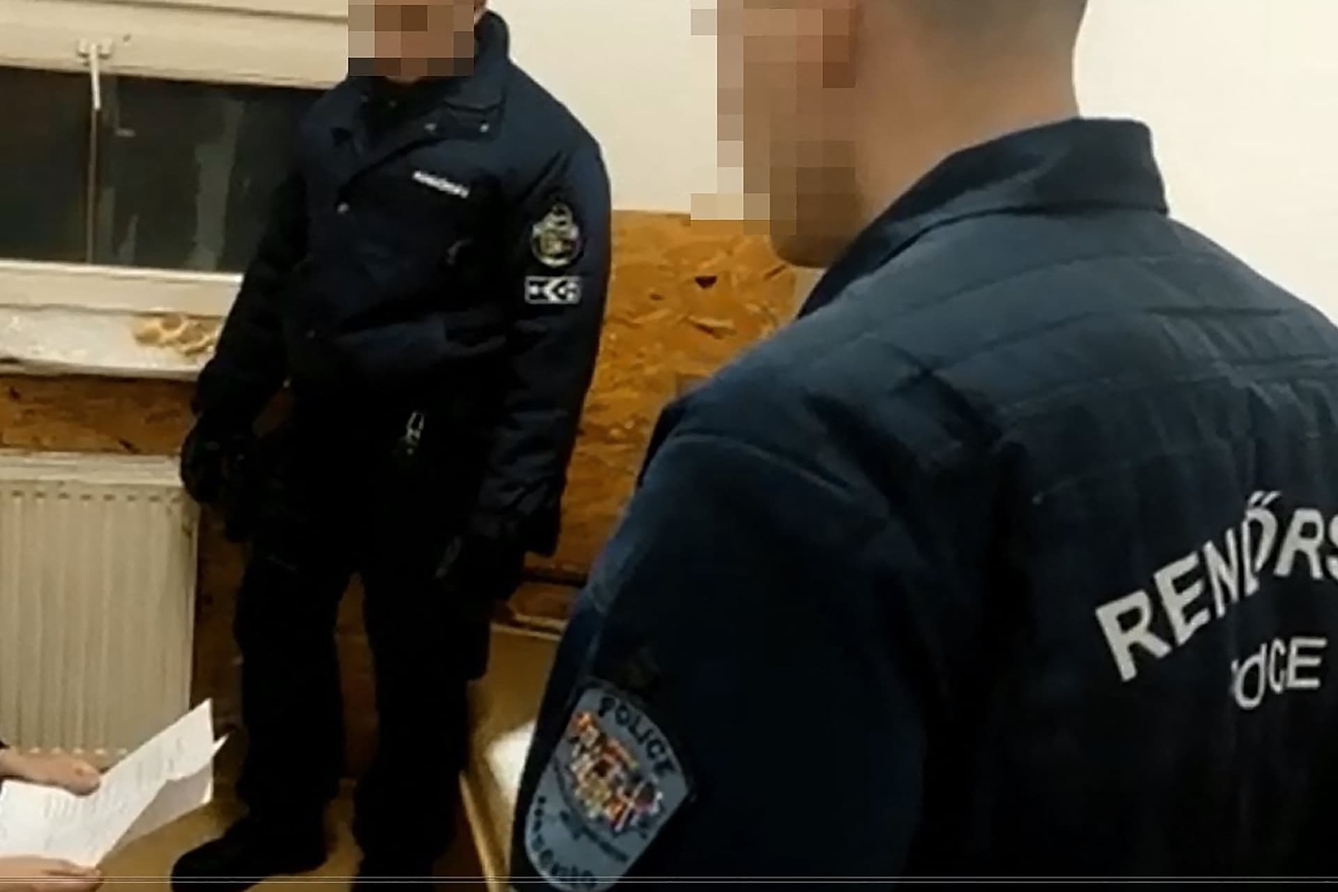 Vádat emeltek egy információkat szivárogtató volt rendőrségi alkalmazott ellen