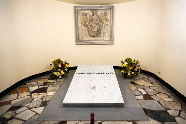 Látogatható XVI. Benedek sírja a Szent Péter-bazilikában