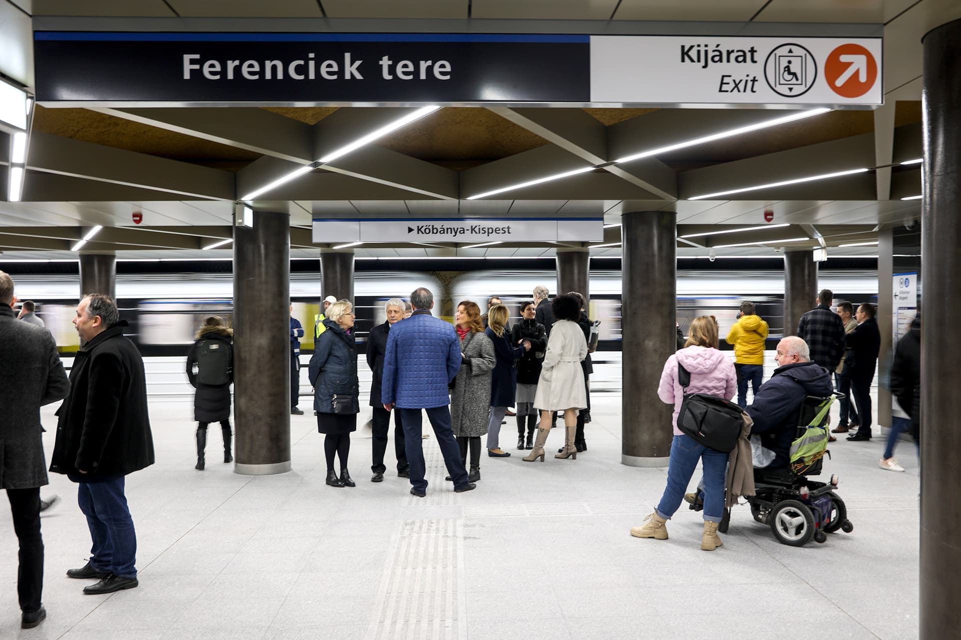 Megnyitották az utasforgalom előtt a Ferenciek terei és a Deák Ferenc téri állomást a 3-as metró vonalán