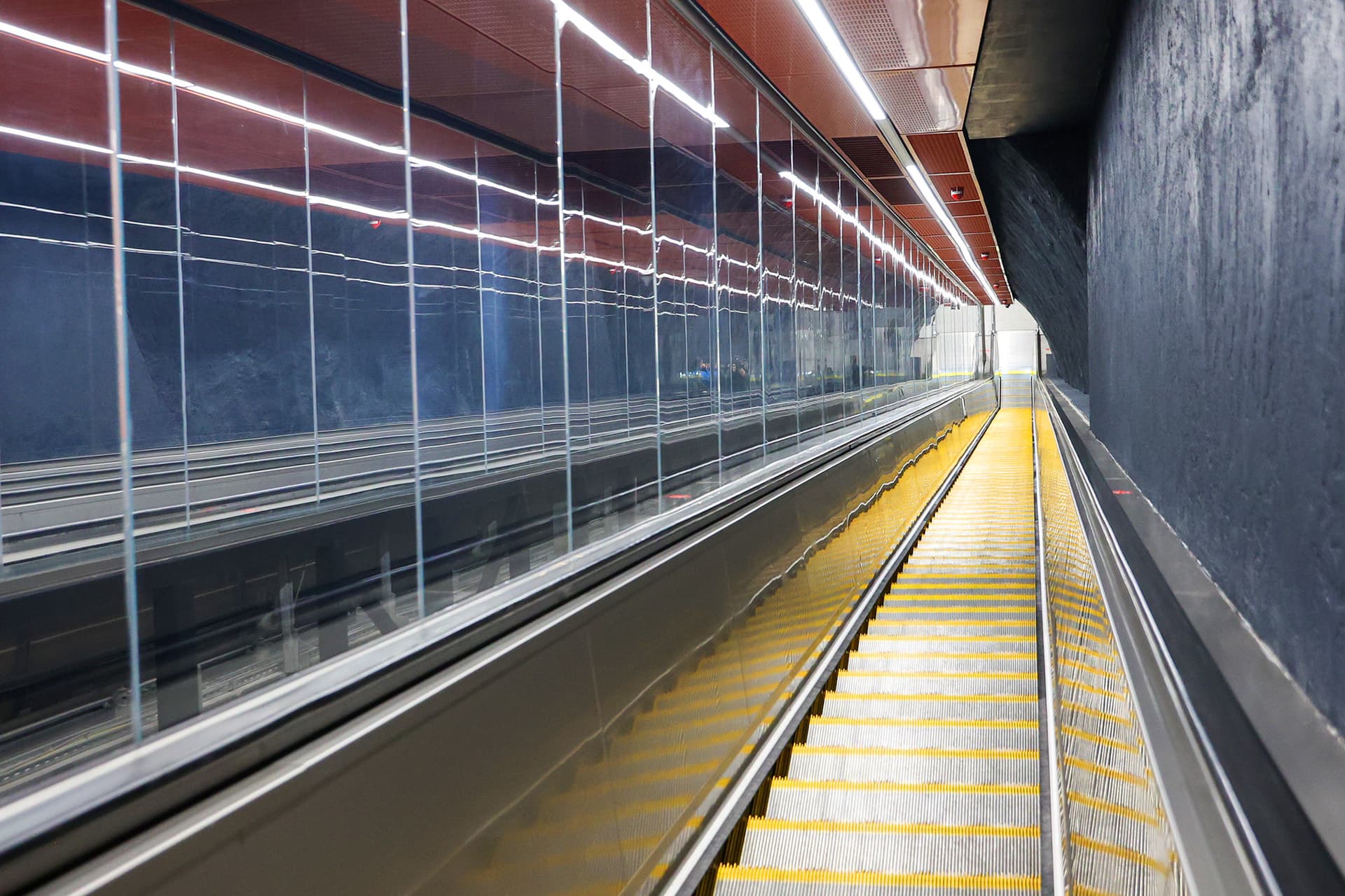 Megnyitották az utasforgalom előtt a Ferenciek terei és a Deák Ferenc téri állomást a 3-as metró vonalán