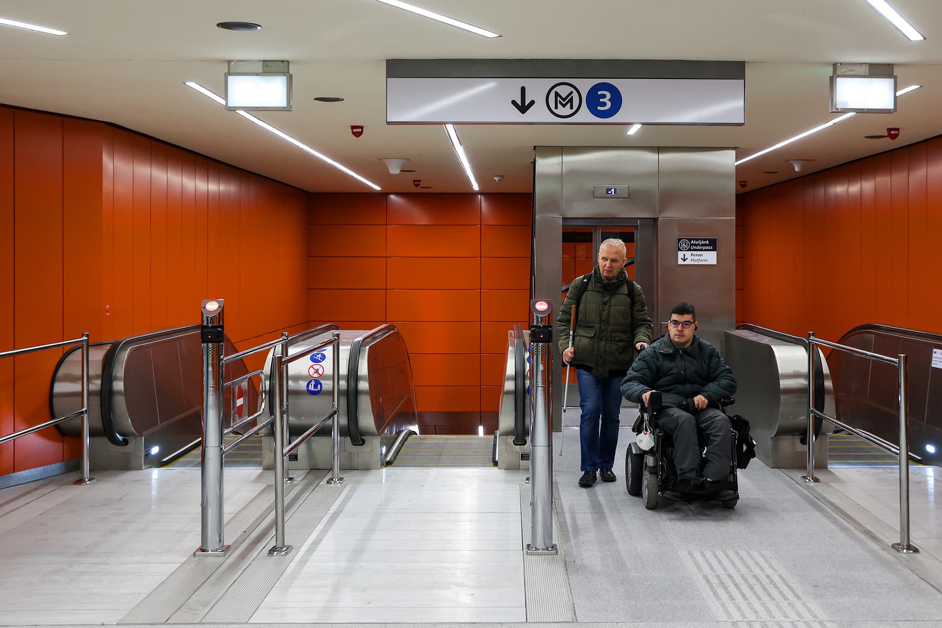 Megnyitották az utasforgalom előtt a Ferenciek terei és a Deák Ferenc téri állomást a 3-as metró vonalán