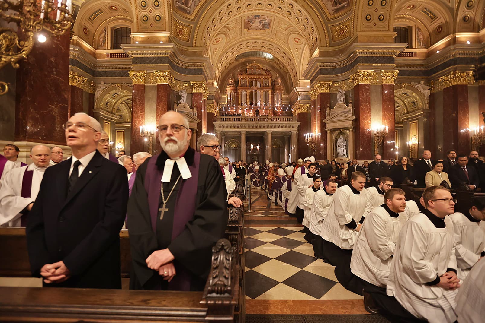 Gyászmise XVI. Benedek emeritus pápáért