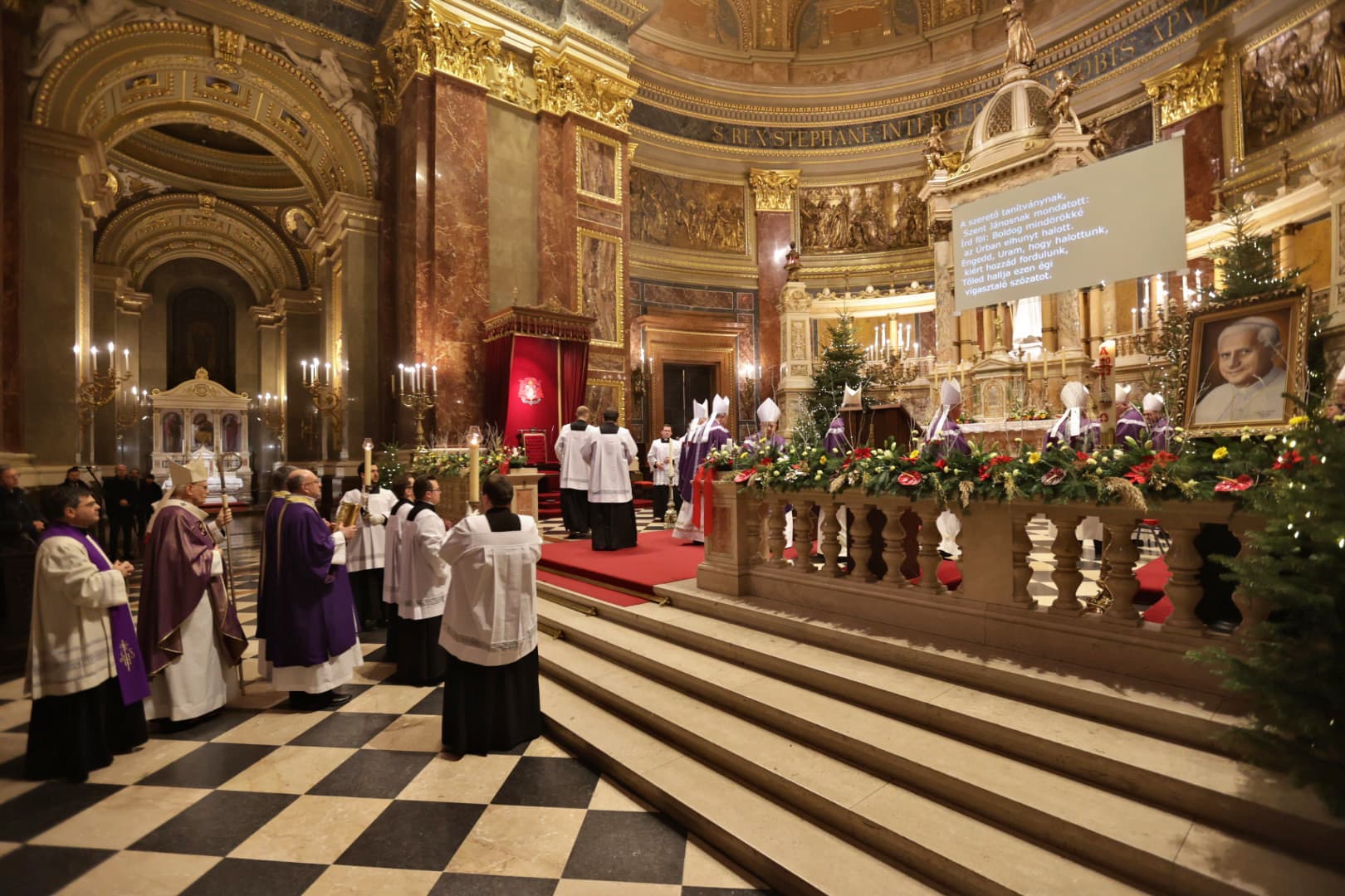 Gyászmise XVI. Benedek emeritus pápáért