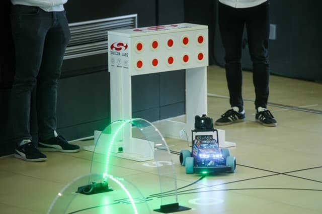 Robotautóversenyt rendeztek a Műegyetemen