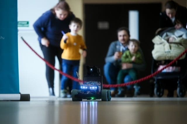 Robotautóversenyt rendeztek a Műegyetemen