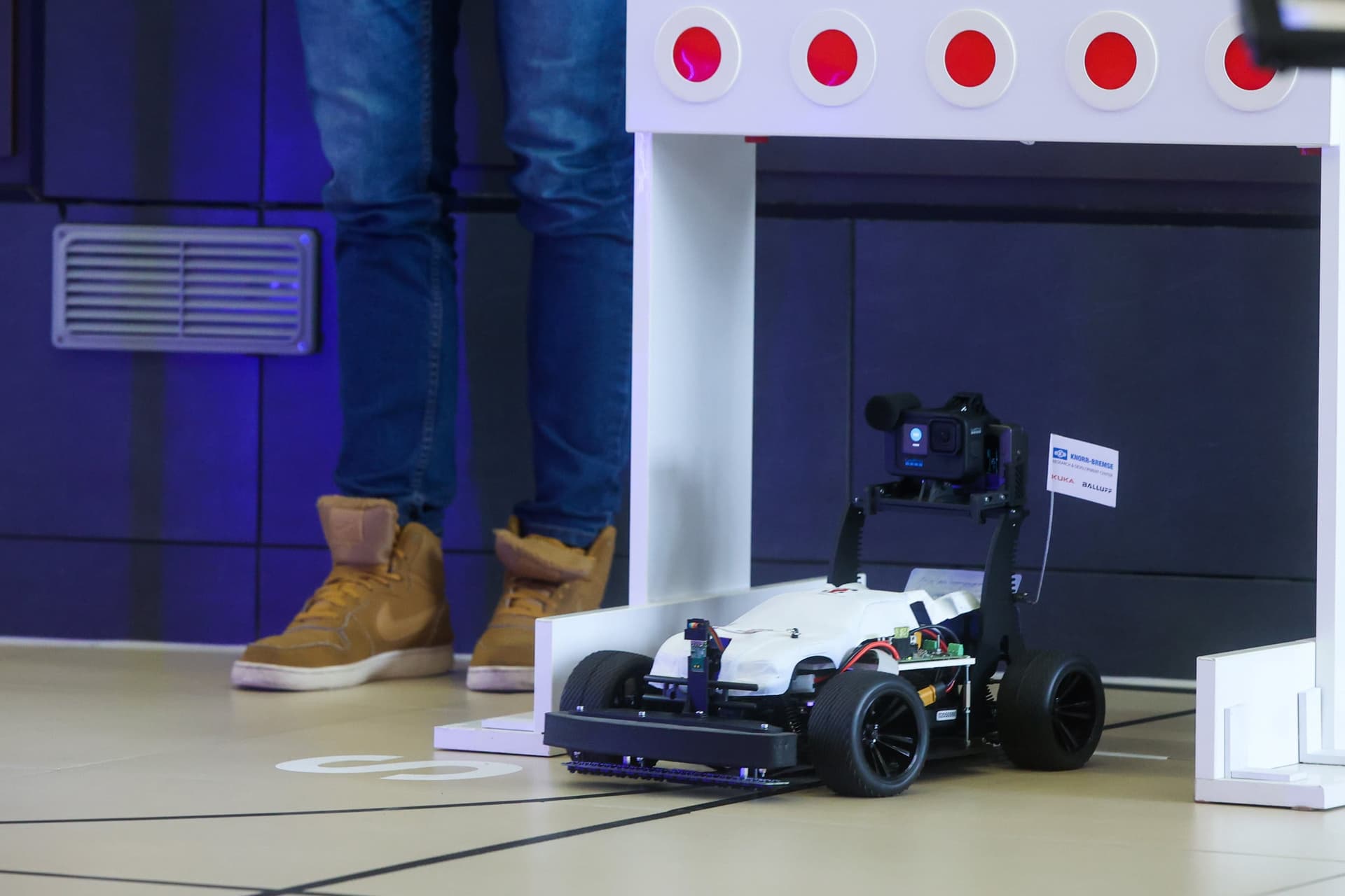 Robotautóversenyt rendeztek a Műegyetemen