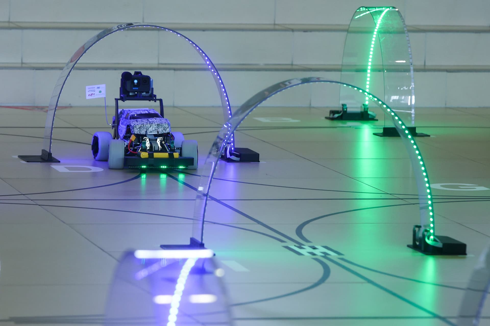Robotautóversenyt rendeztek a Műegyetemen