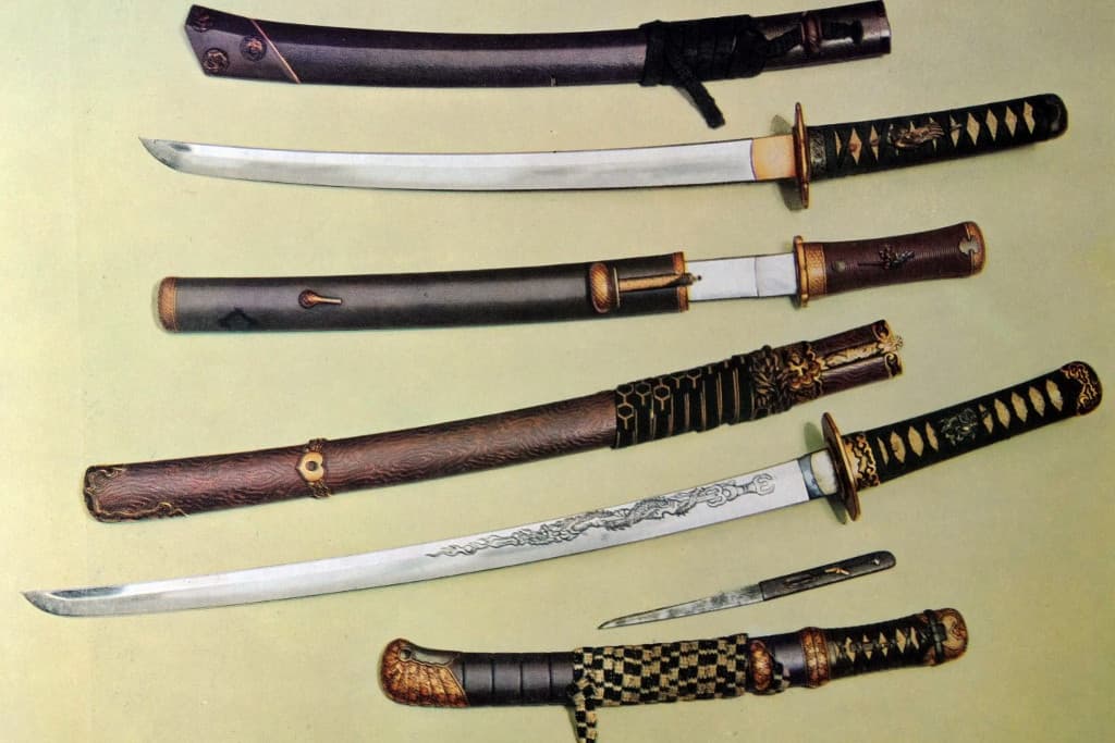 Buzogányt, szamurájkardot és hamis rendőrigazolvány-tokot találtak egy családnál Bagon