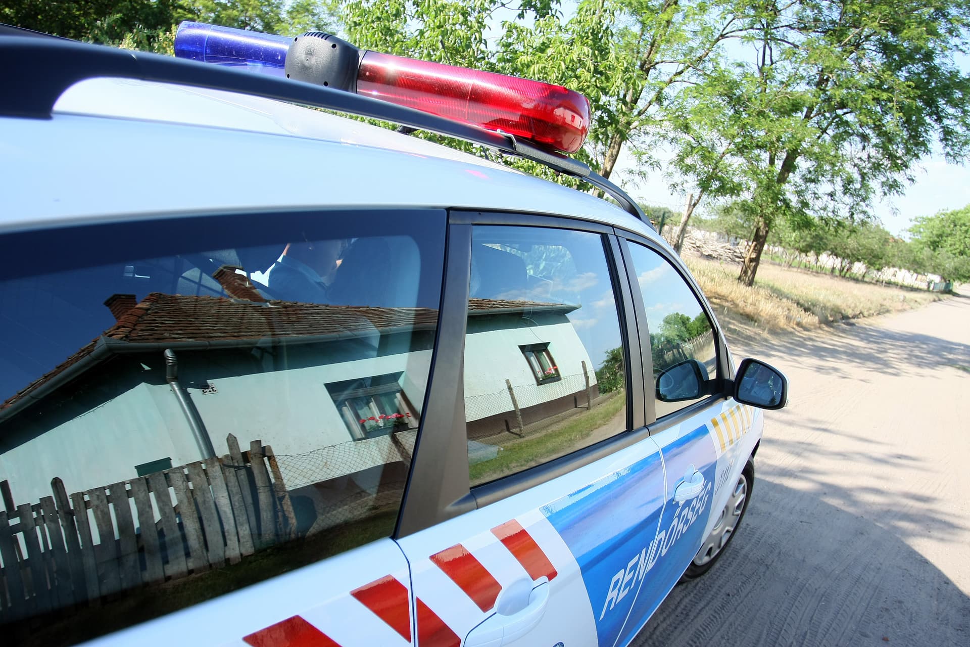 Gyámügyi eljárást biztosító rendőrökre támadt az apa