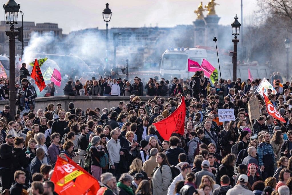 Támadás érte a francia elnök feleségének egyik rokonát a nyugdíjreform elleni tüntetések egyikén