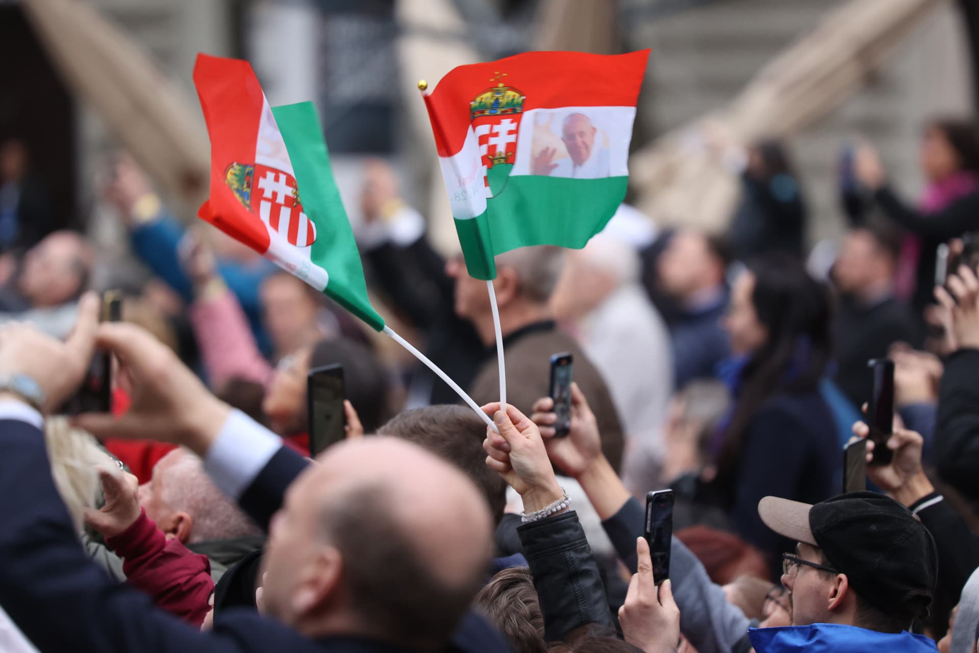 Ferenc pápa Budapest Magyarország magyar zászló címer