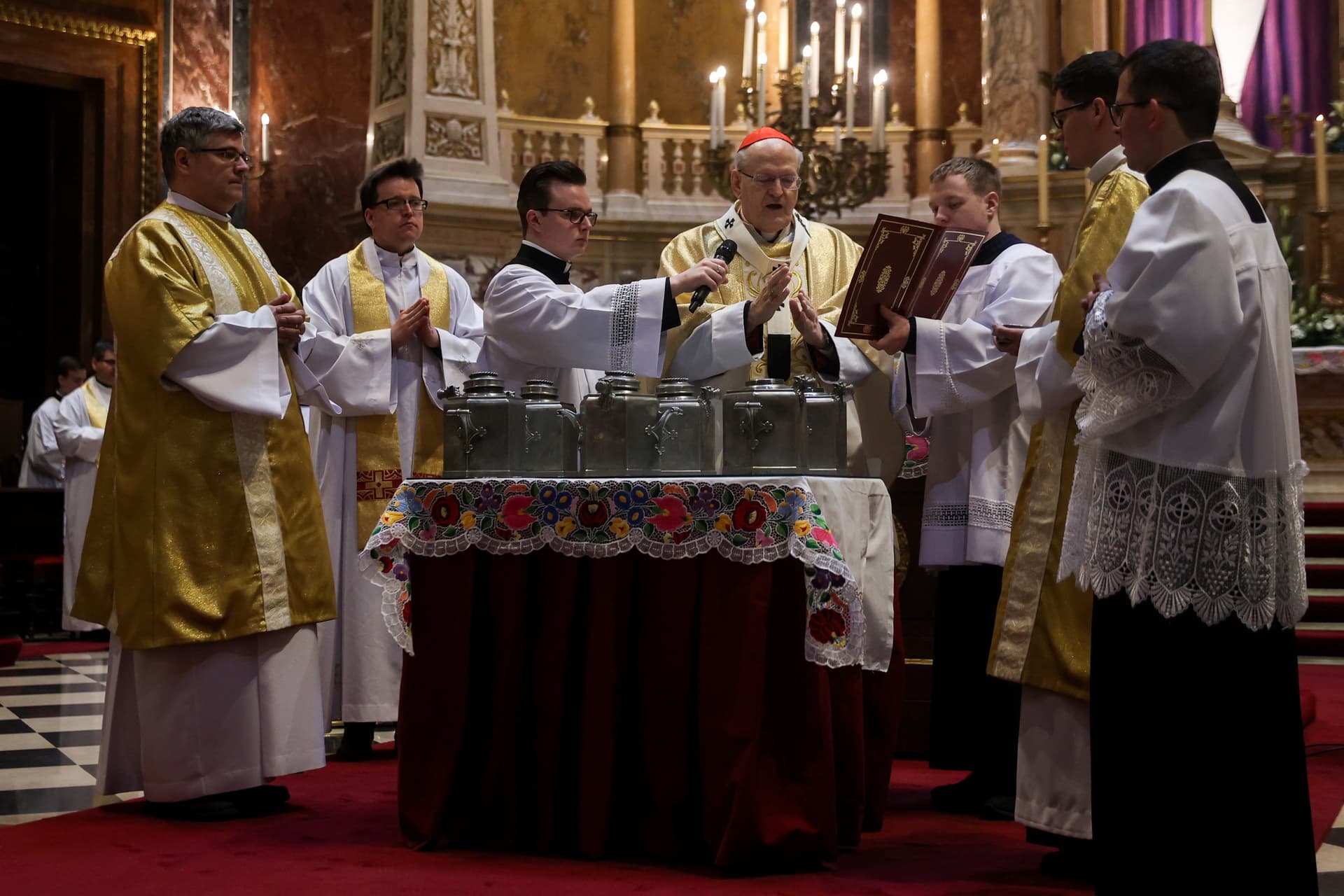 Erdő Péter bíboros olajszentelési szentmisét celebrál