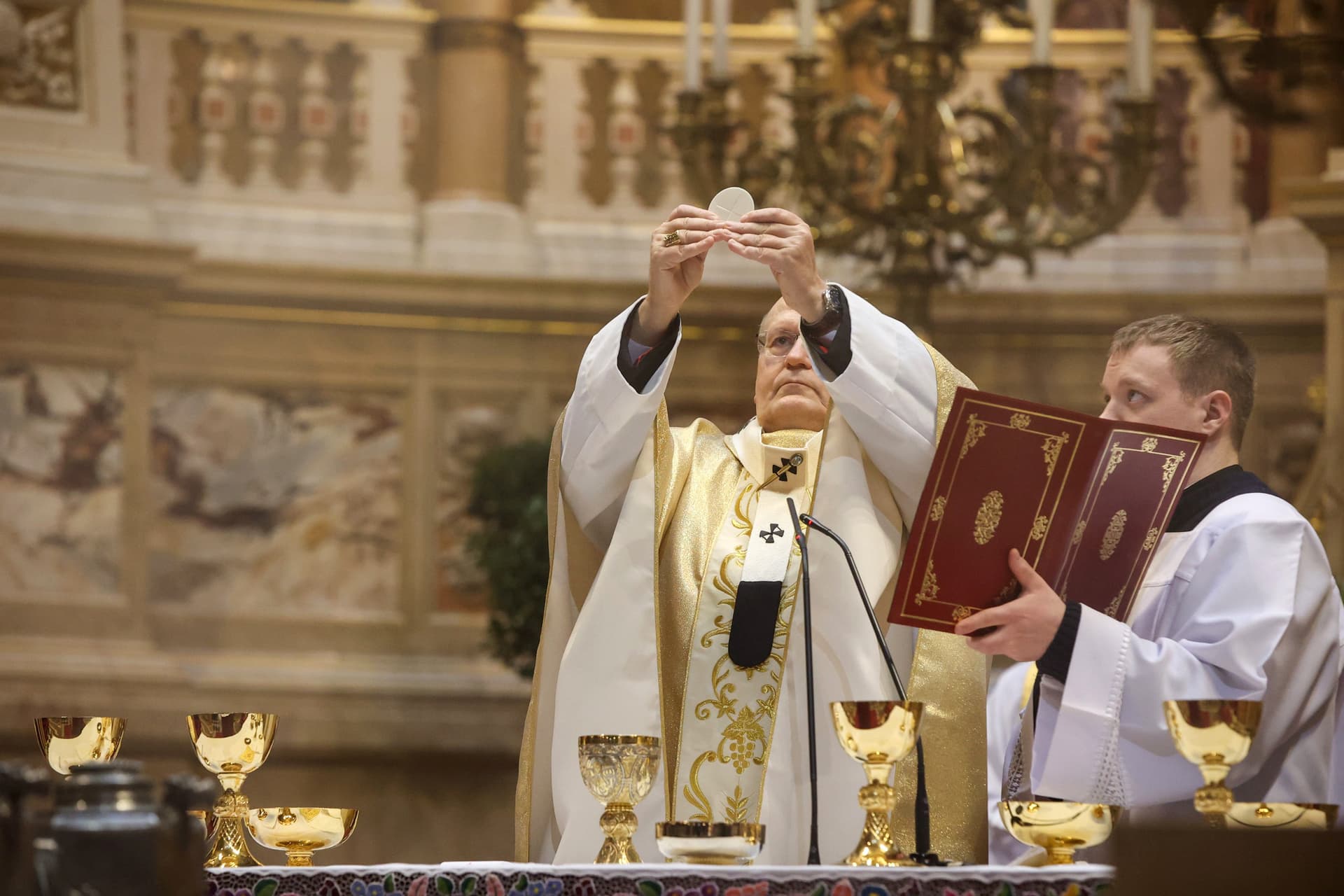 Erdő Péter bíboros olajszentelési szentmisét celebrál