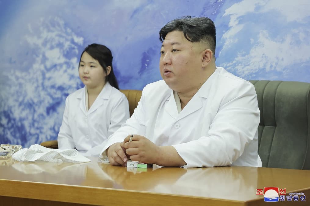 Kim Dzsongun megtekintette Észak-Korea új katonai kémműholdját
