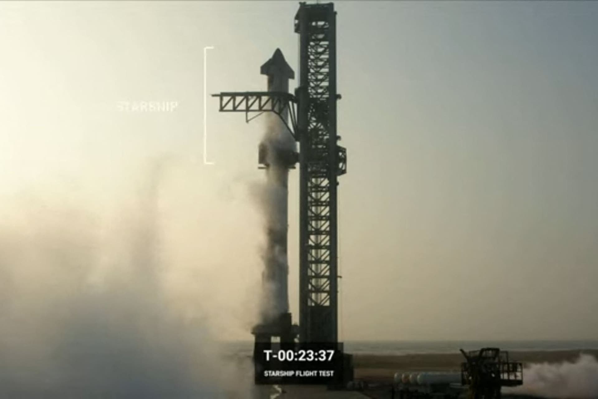A Starship egy lezuhanó darabja tönkrezúz egy autót - VIDEÓ