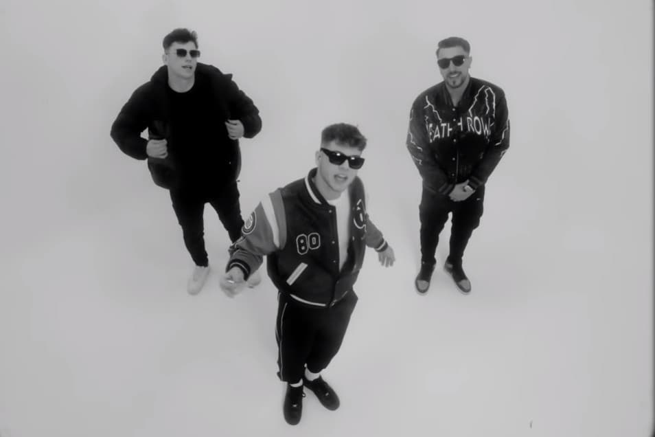 Bírságot kapott a Base FM a TOPSHIT című dal trágár szövege miatt