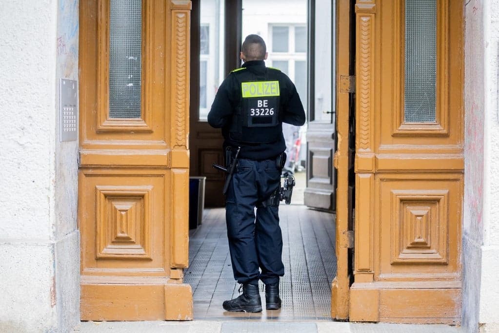 Megtapsolták a német rendőröket, miután elráncigálták a Brandenburgi kaput megrongáló klímaaktivistákat + VIDEÓ
