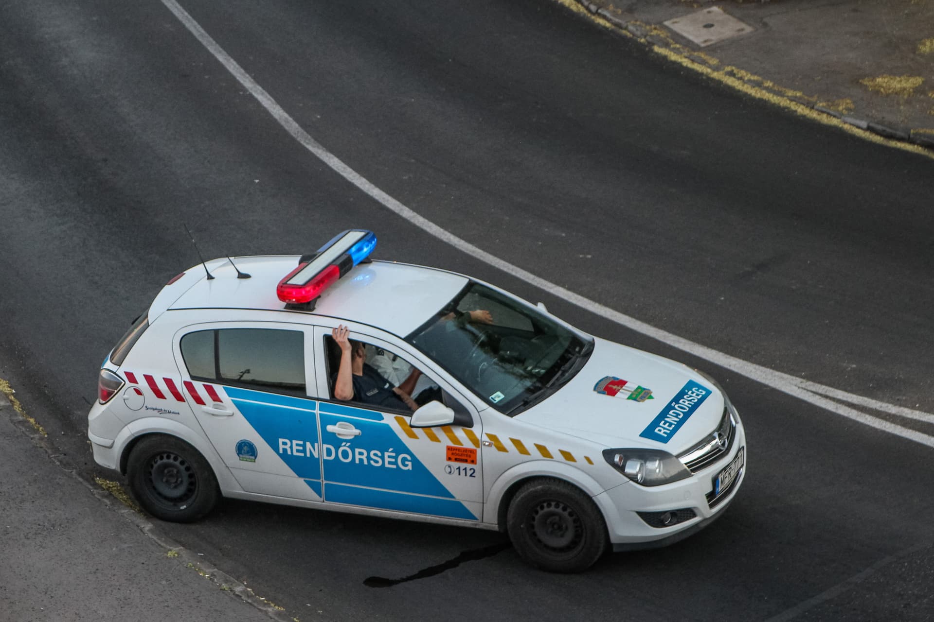 Zseniálisan kerülte el a frontális ütközést ez az autós + VIDEÓ