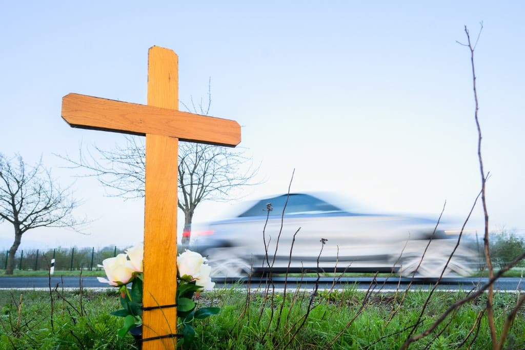 Vádat emeltek egy utastársa halálát okozó sofőr ellen