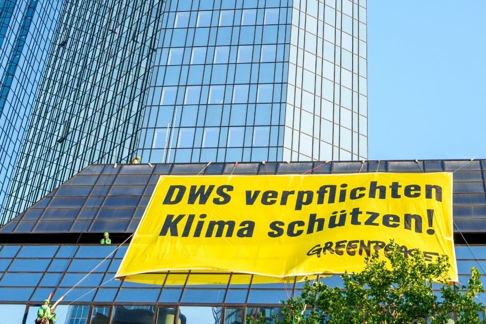 Környezetvédő aktivisták mászták meg a Deutsche Bank épületét Frankfurtban