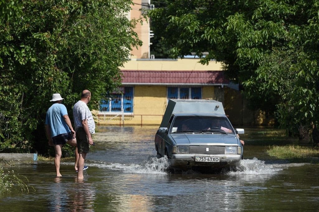 Ezreket menekítettek ki a gátrobbanás által elöntött területekről az oroszok