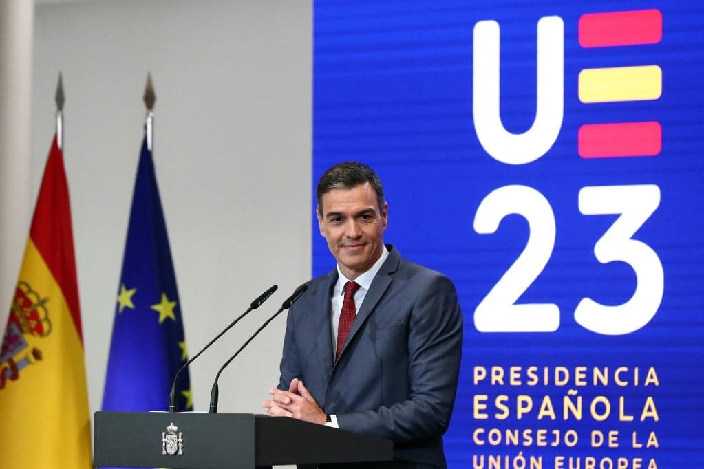 Az EU támogatásáról biztosította Volodimir Zelenszkijt a spanyol kormányfő